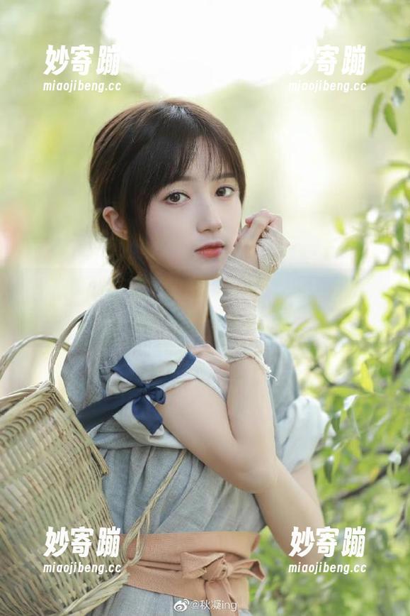 吃瓜网在线：朝阳的卷发女士，又是怎么吸引大家的？